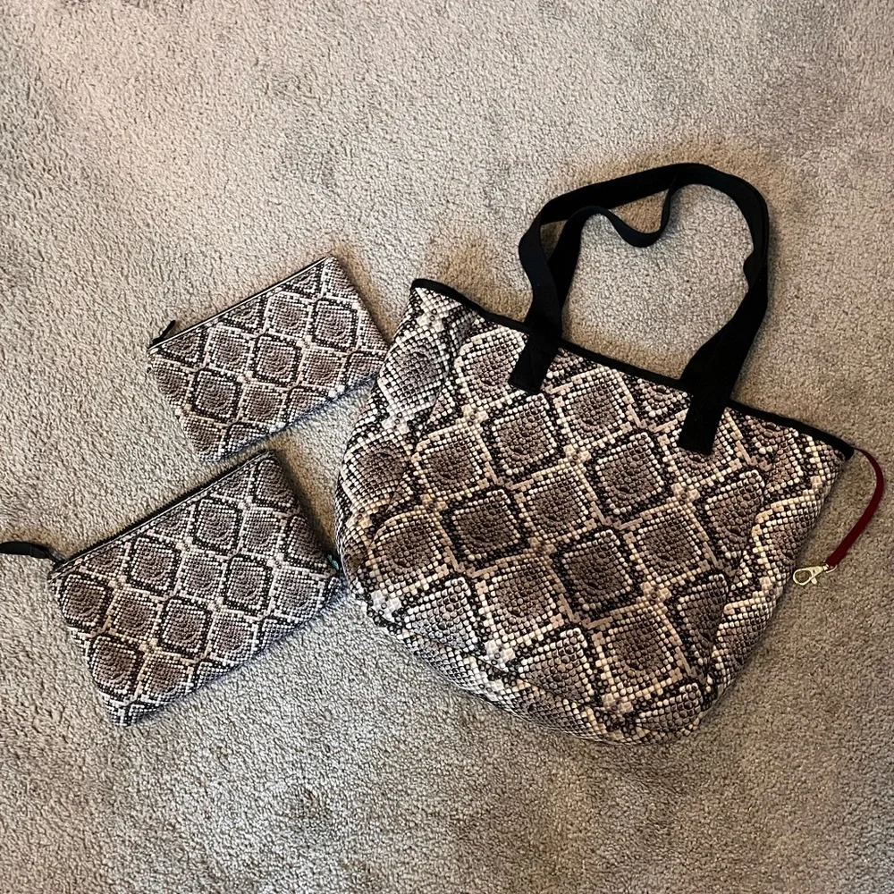 🆕 Tommy Bahama Black, Beige Gray Snake Print Tote 3 piece Set like new - Picture 2 of 11